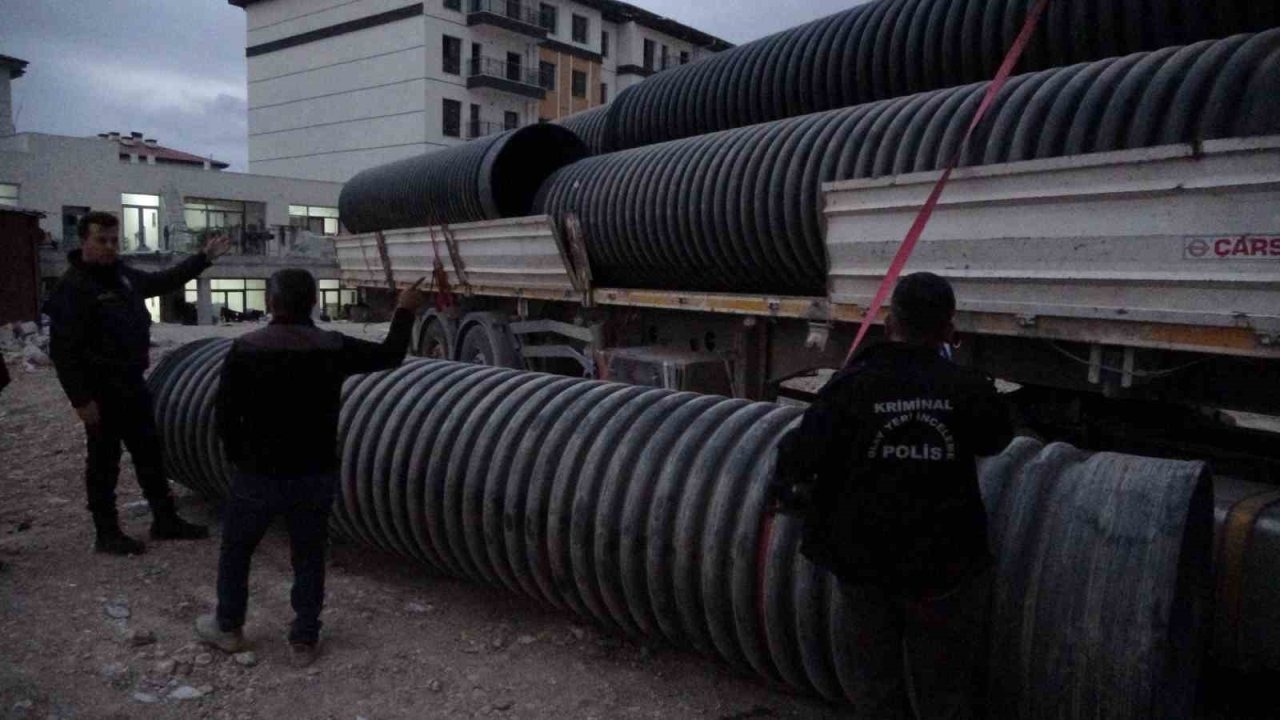 Malatya’da Şantiyede Korkunç Kaza: Üzerine 750 Kilogramlık Boru Düşen Sürücü Ağır Yaralandı