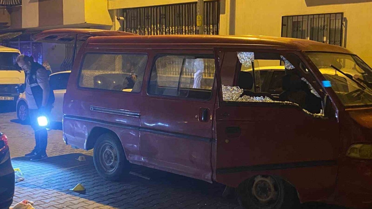 Manisa&#039;da Seyir Halindeki Araca Silahlı Saldırı: 3 Yaralı