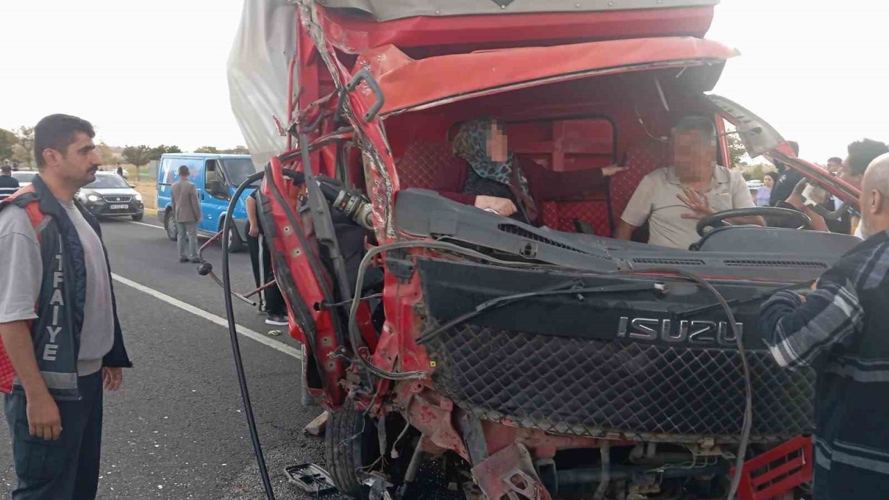 Mardin Mazıdağı’nda Zincirleme Kaza: Kamyonet Tıra Çarptı, 15 Kişi Yaralandı