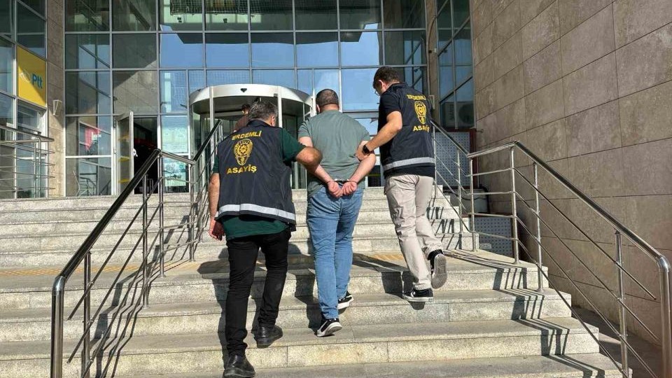 Mersin Erdemli’de Polisten Başarılı Operasyon: Dolandırıcılıktan 50 Yıl Hapis Cezası Olan Firari Yakalandı