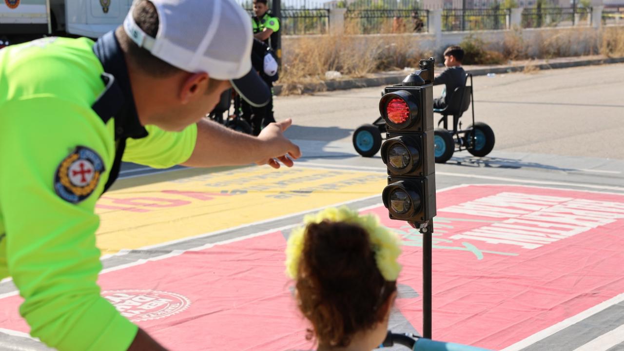 Mobil Trafik Eğitim Tırı Iğdır’da Öğrencilerle Buluştu