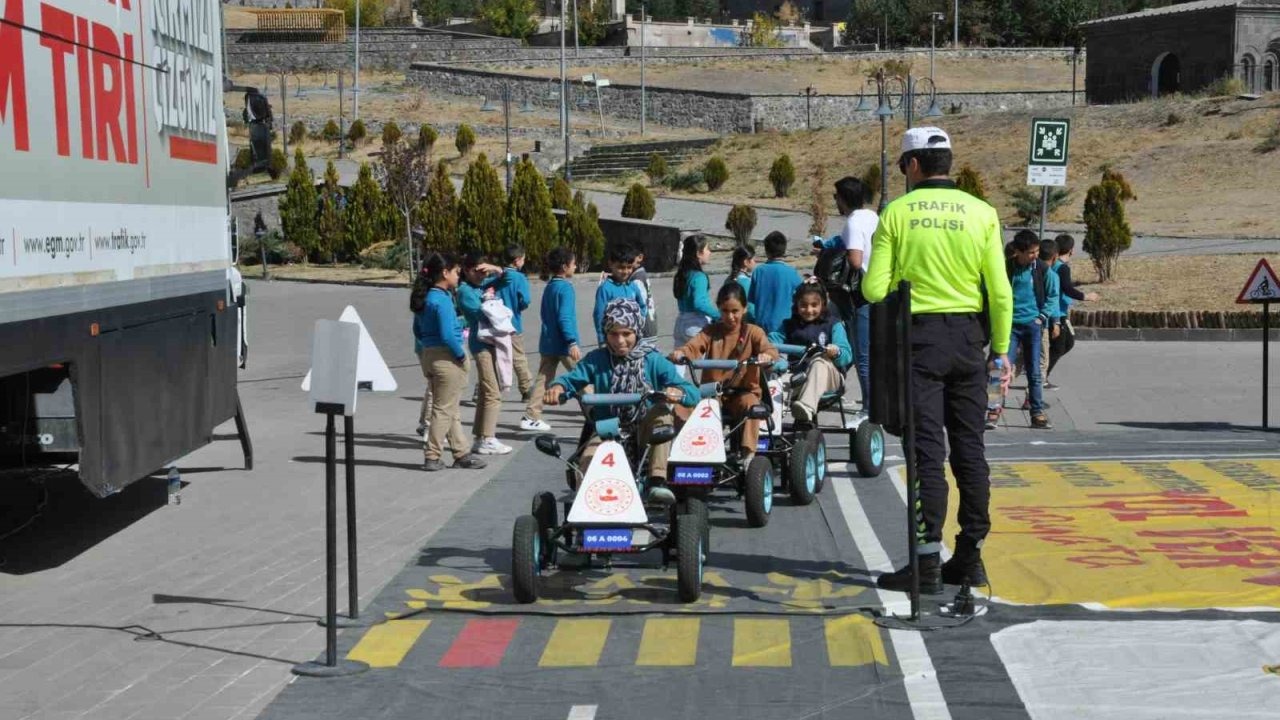 Mobil Trafik Eğitim Tırı Kars&#039;ta: Çocuklara Eğlenceli ve Uygulamalı Trafik Dersi