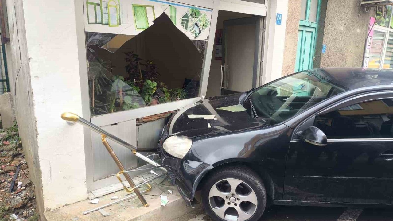 Muratlı’da Kontrolden Çıkan Otomobil Dükkâna Girdi: Maddi Hasar Oluştu