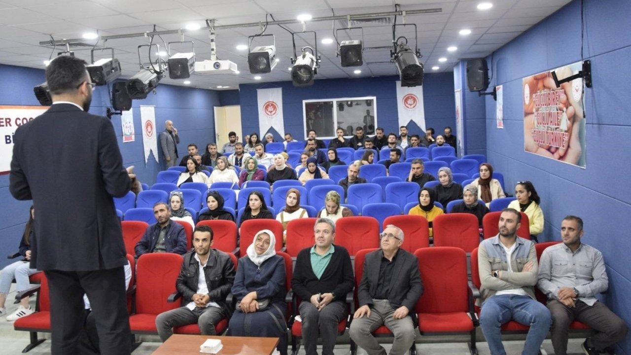 Muş Aile ve Sosyal Hizmetler Personeline Travma Eğitimi: Stresle Başa Çıkma Yöntemleri Anlatıldı