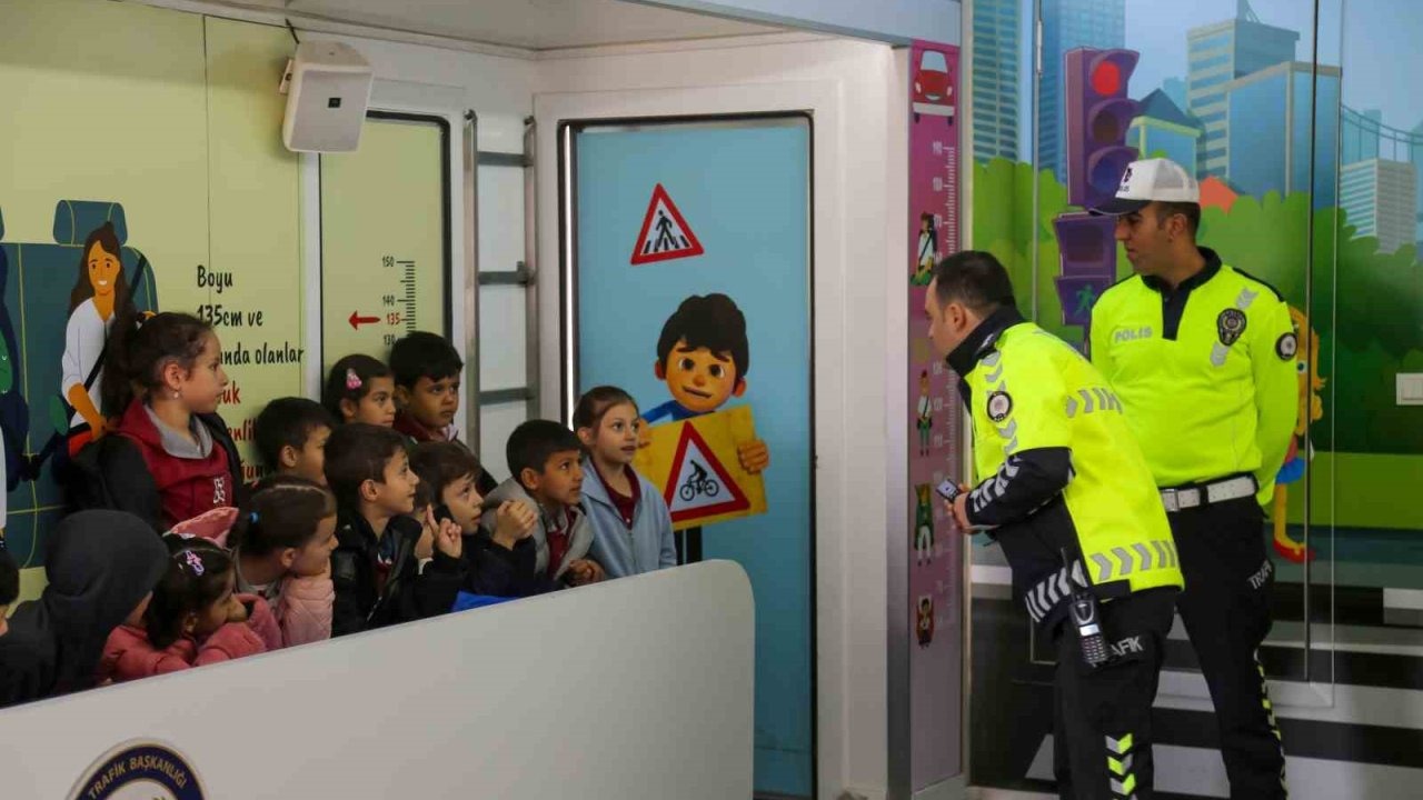 Muş&#039;ta 605 Öğrenciye Uygulamalı Trafik Eğitimi: &quot;Çocukların Görünürlüğü Projesi&quot; Devam Ediyor