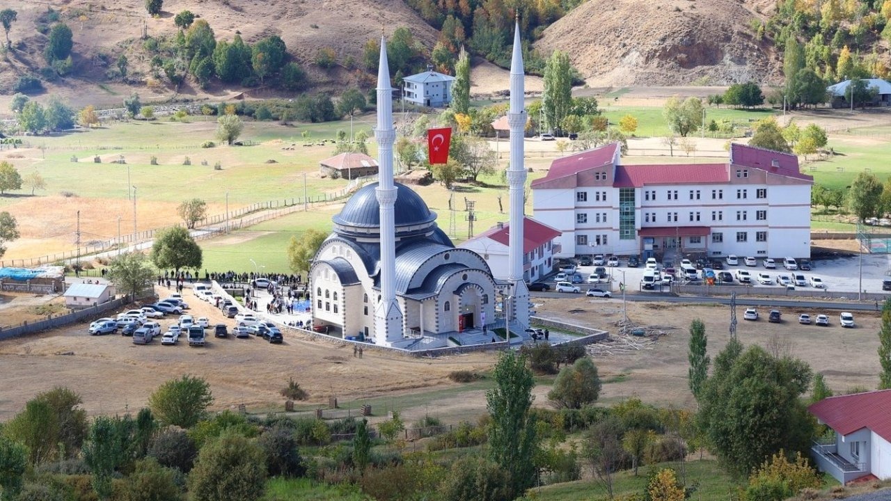 Muş’ta 800 Kişilik Yeni Cami Dualarla İbadete Açıldı