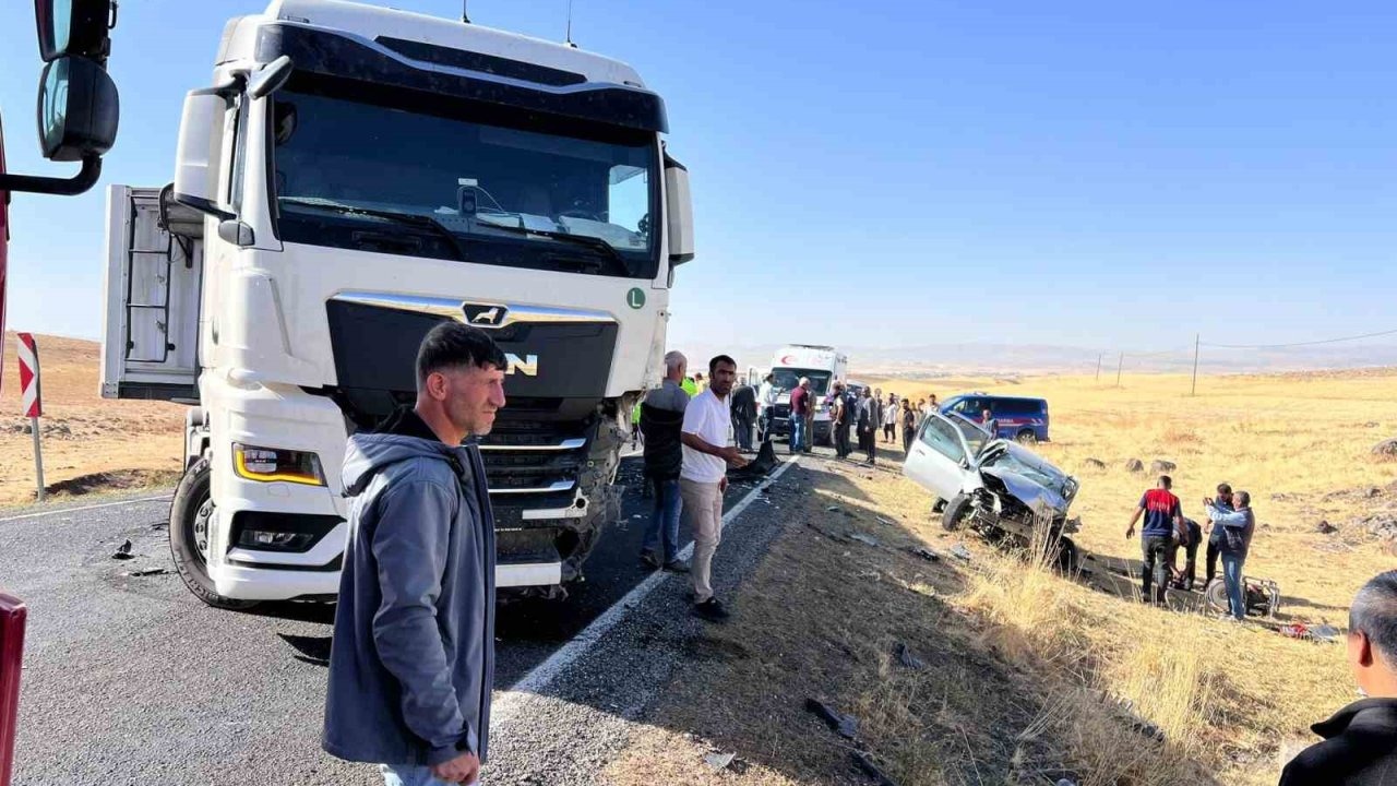 Muş&#039;ta Otomobil ile Tır Çarpıştı: Bir Kişi Yaralandı