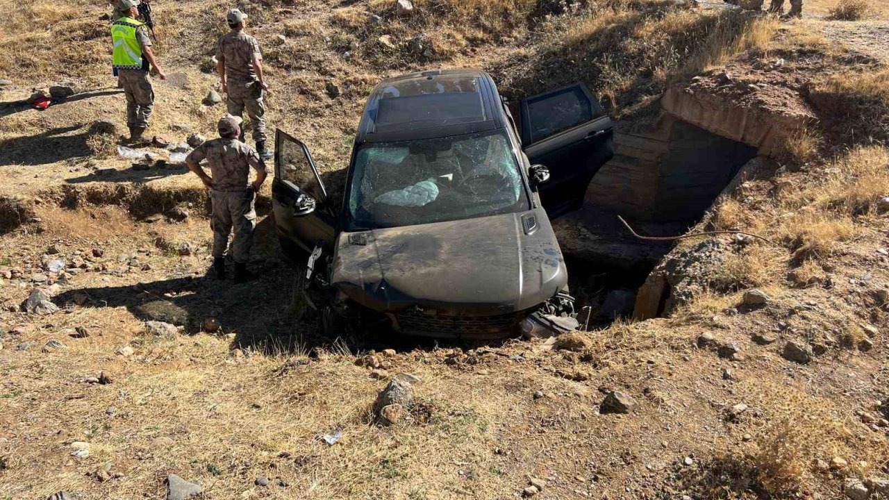 Muş&#039;ta Otomobil Şarampole Uçtu: 3 Yaralı