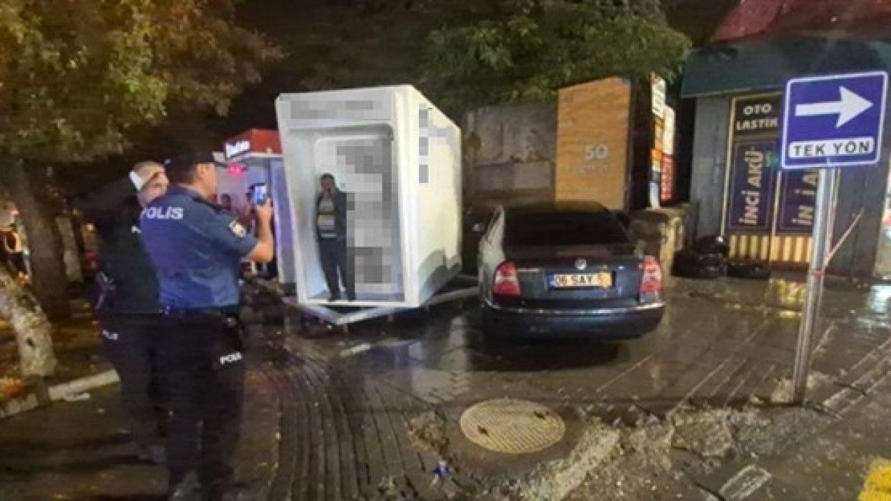 Muş&#039;ta Sürücü Direksiyon Başında Sara Nöbeti Geçirdi: Otomobil ATM&#039;ye Çarptı