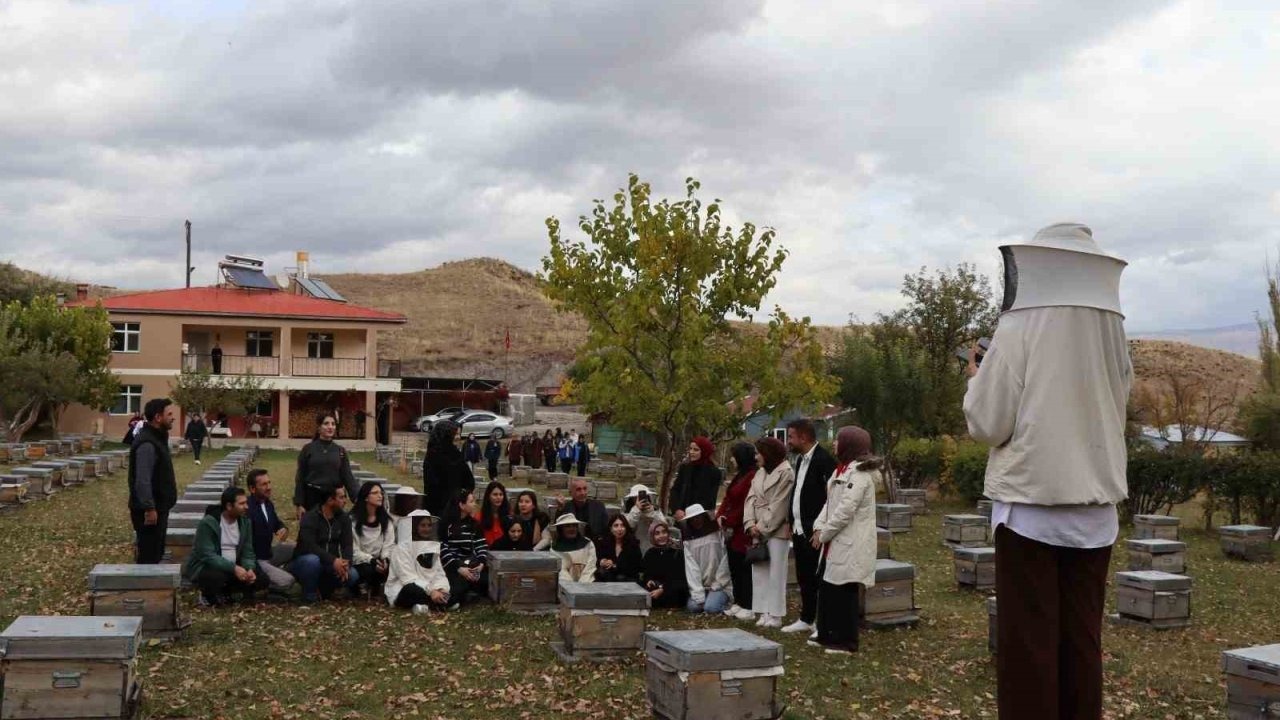 Narman&#039;da Gençler Deneyimli Arıcılardan Eğitim Aldı: Organik Bal ve Arıcılık Sertifikaları Verildi