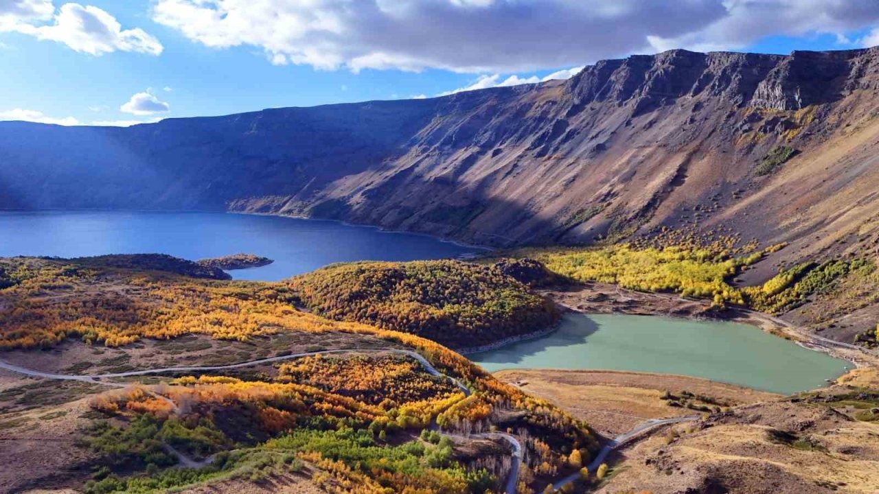 Nemrut Krater Gölü ve Kalderası’nda Sonbahar Güzelliği: Ziyaretçiler Kartpostallık Görüntülere Hayran Kaldı