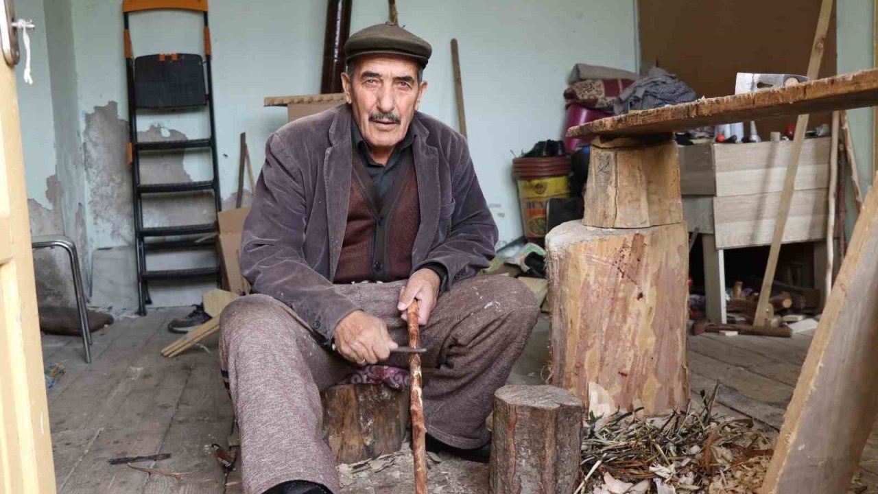 Oltulu 79 Yaşındaki Hüsamettin Dede, Atık Ağaçları Sanata Dönüştürüp Geçimini Sağlıyor