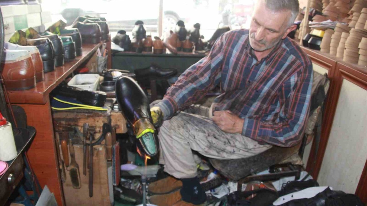 Ordu’da 40 Yıllık Ayakkabı Ustası, Boyama İşlemini Ateşle Yapıyor: "Gerçek Deriyle Sahteyi Ayırır"