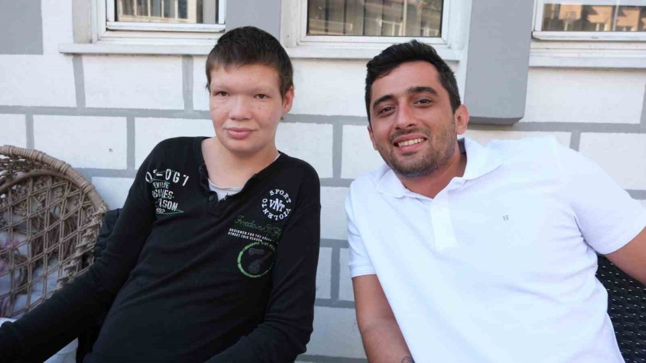 Örgü Örerek Geçinen Annenin Duaları Kabul Oldu: Engelli Oğluna Akülü Sandalye Ulaştı