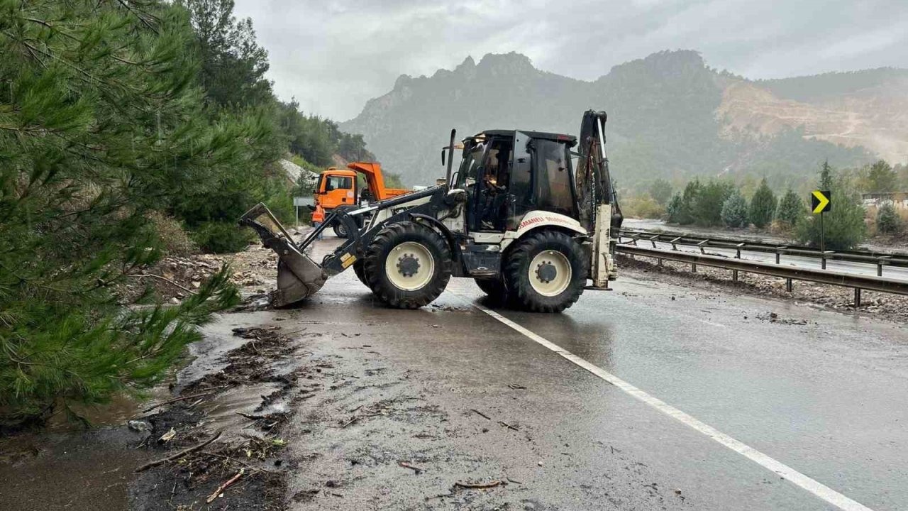 Osmaneli’de Sel Sonrası D650 Karayolu Temizlendi: Sürücüler Zor Anlar Yaşadı