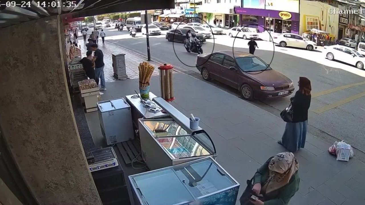 Otomobillerin yol verdiği kadına motosiklet çarptı