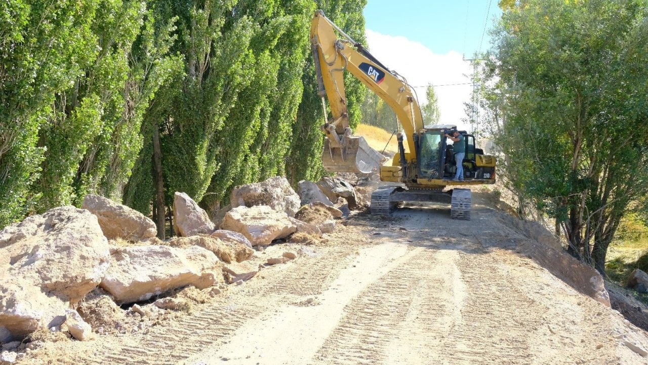Patnos Akçaören Köy Yolu’nda Asfalt Öncesi İstifli Taş Tahkimatı İle Güvenlik Artırılıyor