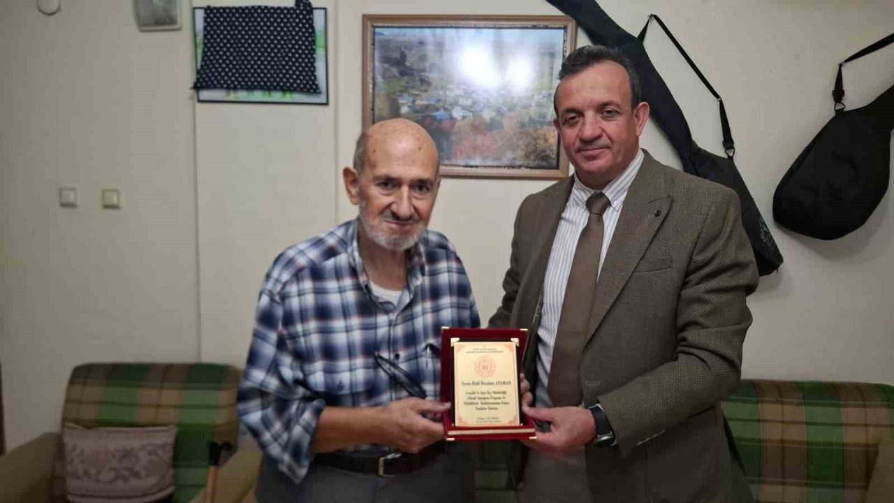 Posof&#039;ta Âşıklık Geleneği Yaşatılıyor: Şair ve Ozanlara Teşekkür Plaketleri