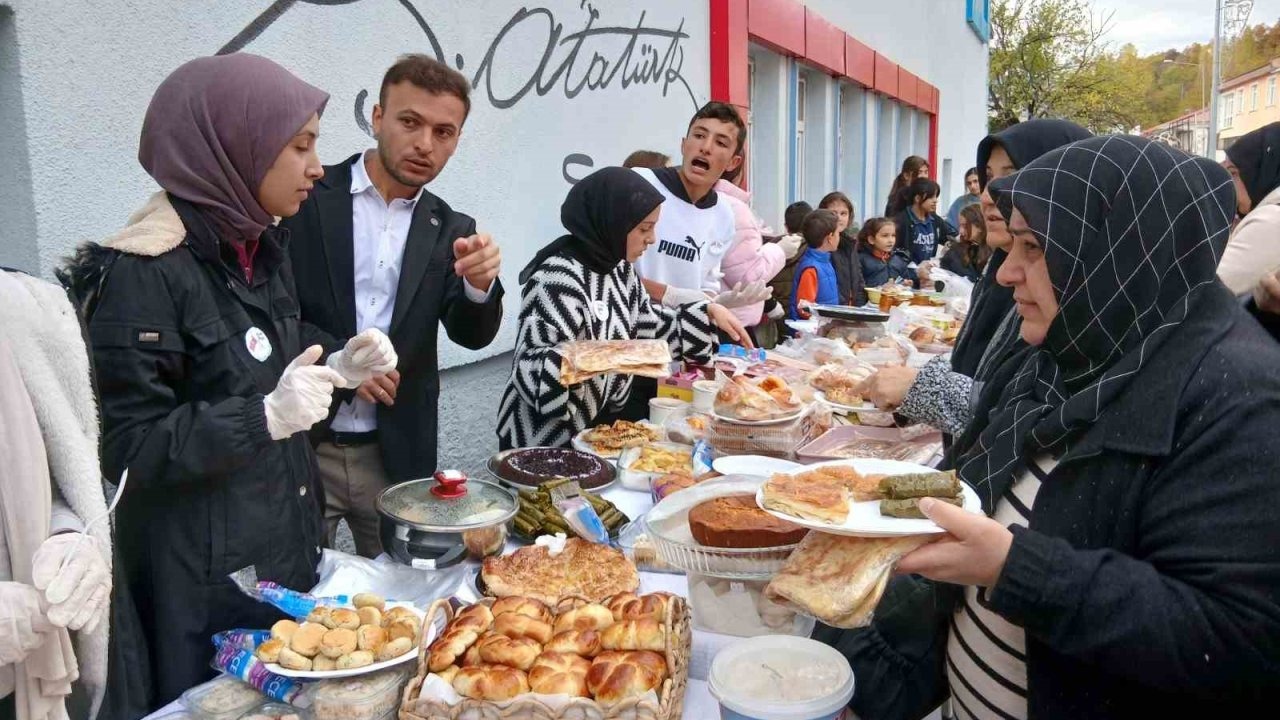 Posof&#039;ta Gazze İçin Hayır Çarşısı Kuruldu: Yöresel Lezzetlerle Yardım Toplandı