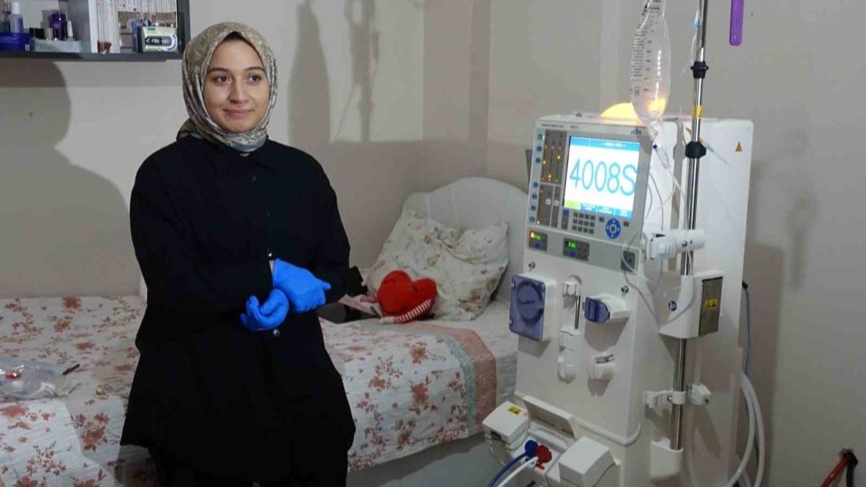 Rize’de Diyaliz Hastası Genç Kız, Tedavisini 15 Dakikada Evinde Kendisi Yapıyor