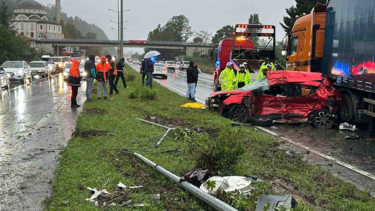 Rize&#039;de Korkunç Kaza: Otomobil Tırın Altına Girdi, 3 Kişi Hayatını Kaybetti