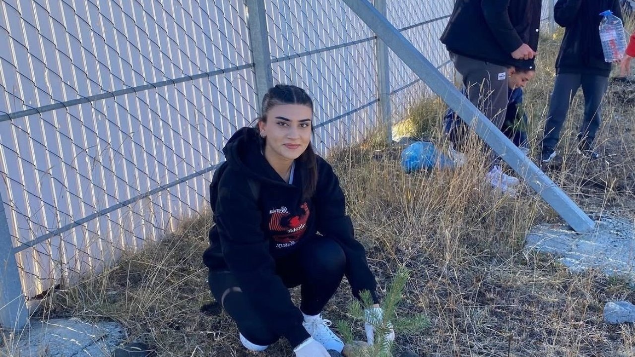 Sarıkamış Şehitlerinin Anısına Üniversite Öğrencilerinden Anlamlı Girişim: 90 Sarıçam Fidanı Toprakla Buluştu