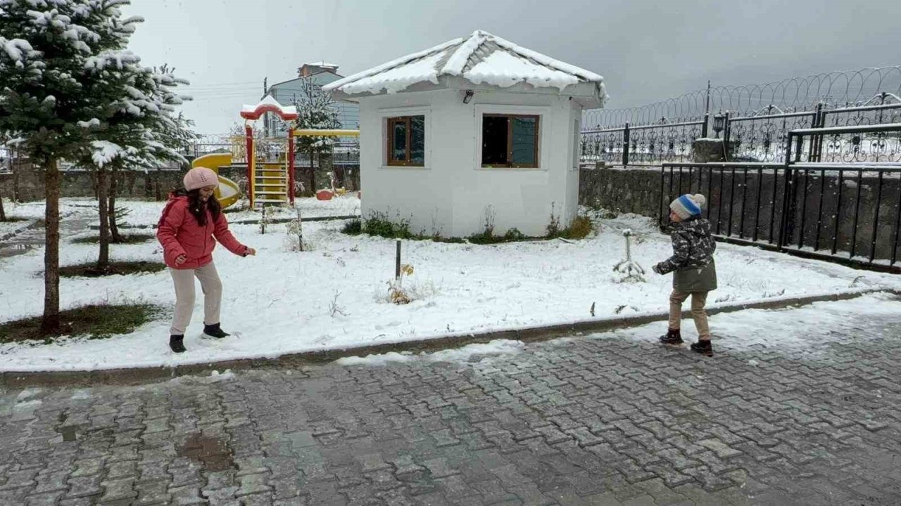 Sarıkamış&#039;a Mevsimin İlk Karı Düştü: Kayak Merkezi ve Sarıçamlar Beyaza Büründü