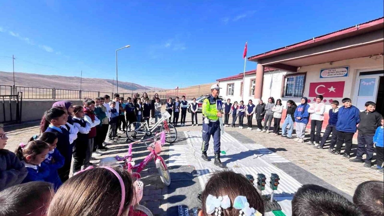 Selim’de Jandarma Ekiplerinden Öğrencilere Uygulamalı Trafik Eğitimi