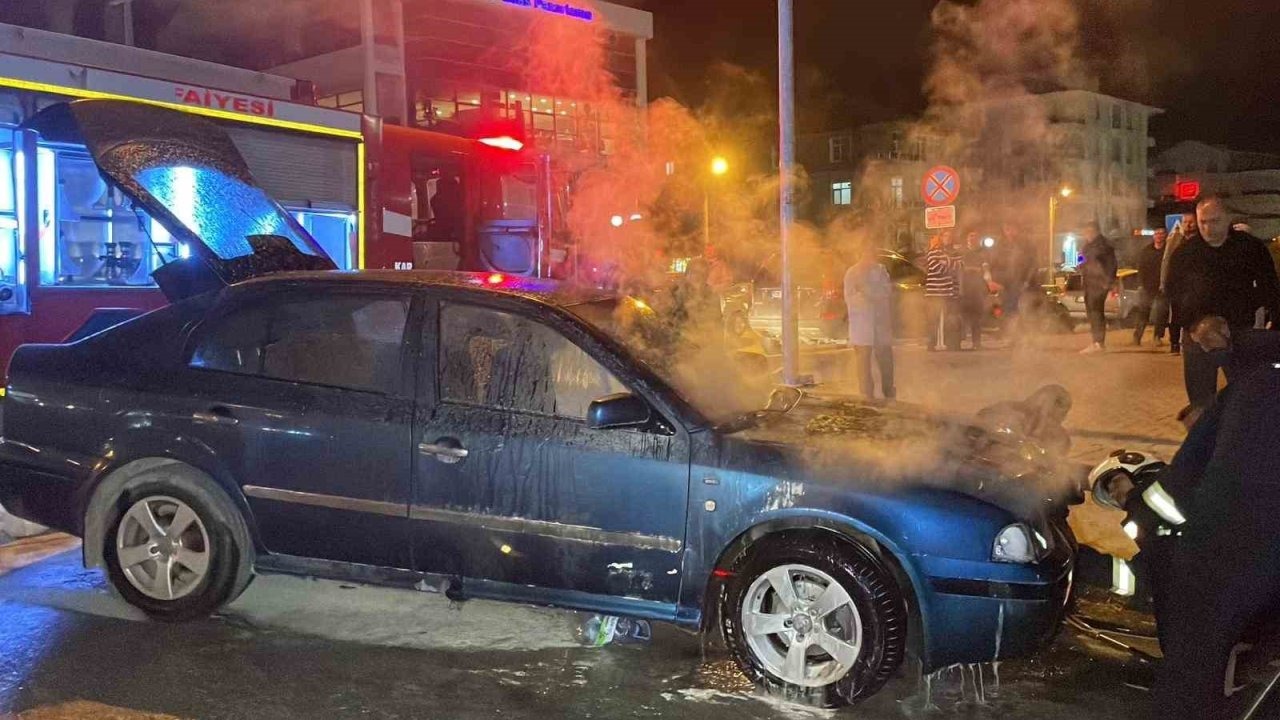 Seyir Halindeki Otomobil Alev Aldı: Yangın Maddi Hasarla Atlatıldı
