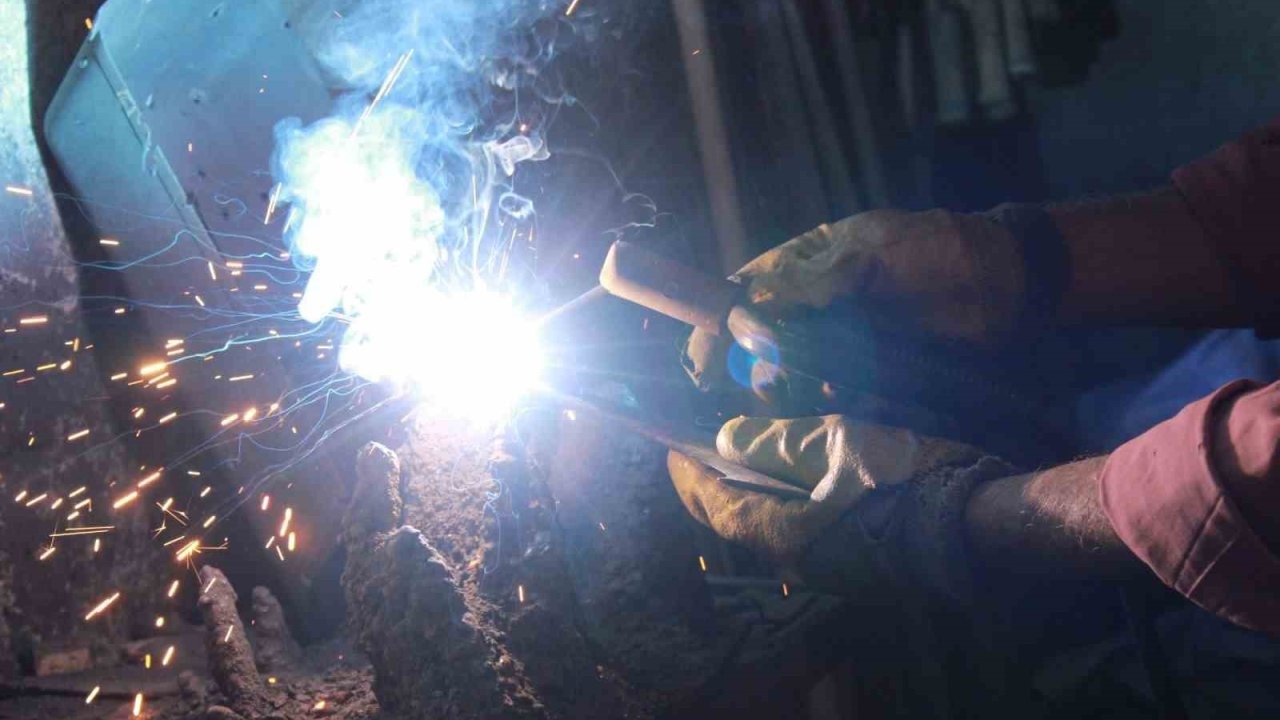 Siirt&#039;te 30 Yıllık Ata Mesleği: Teknolojiyi Reddeden Demirci, El İşçiliğiyle Tarım Aletleri Üretiyor