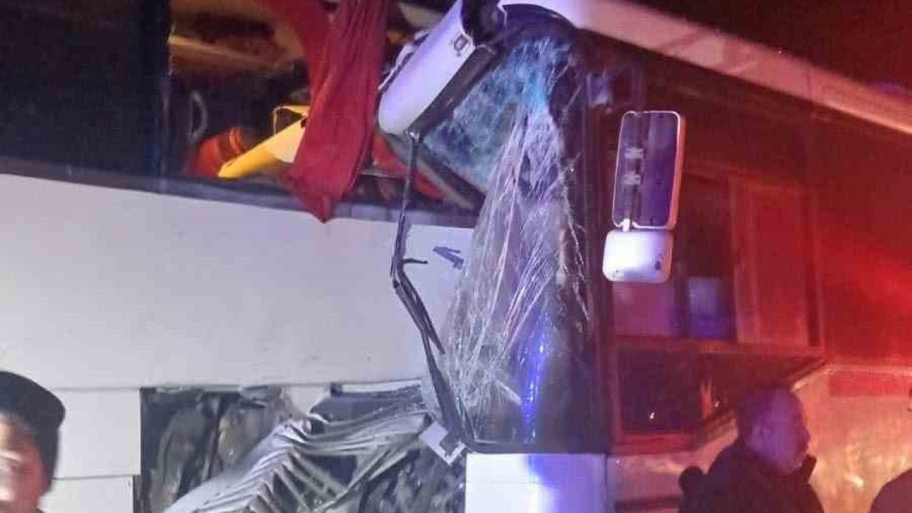 Sinop-Samsun Karayolu&#039;nda Feci Kaza: 13 Yaralı