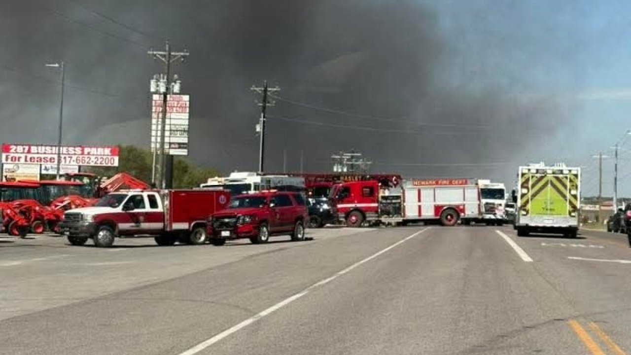 Teksas&#039;ta Korkunç Kaza: Küçük Uçak Tır Parkına Düştü, 2 Kişi Hayatını Kaybetti
