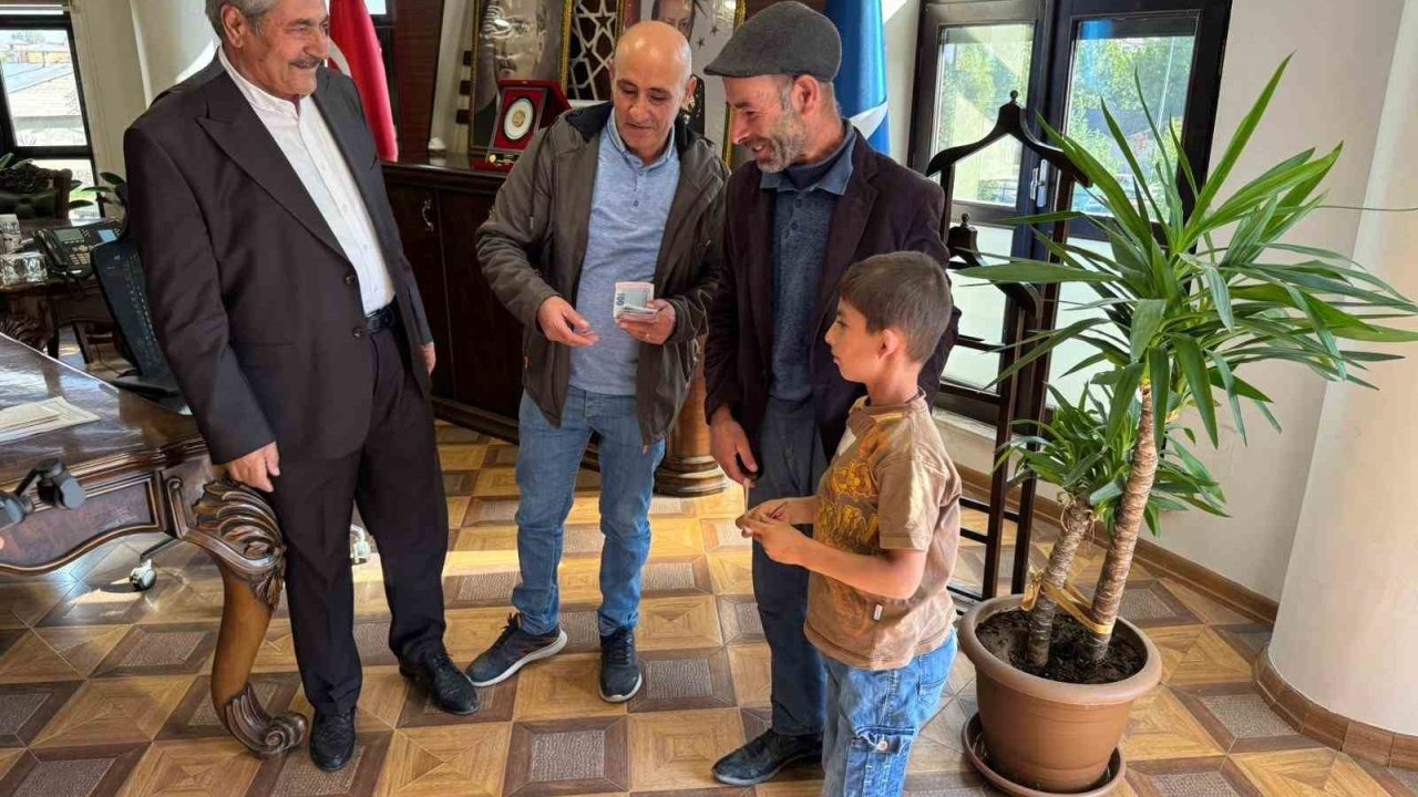 Temizlik İşçisinden Örnek Davranış: Yerde Bulduğu Cüzdanı Başkan Aracılığıyla Sahibine Ulaştırdı!