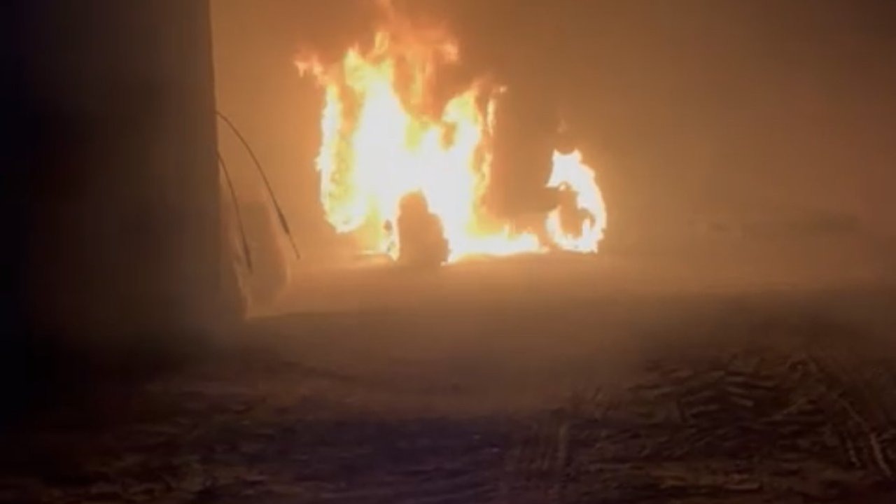 Traktör alev alev yandı