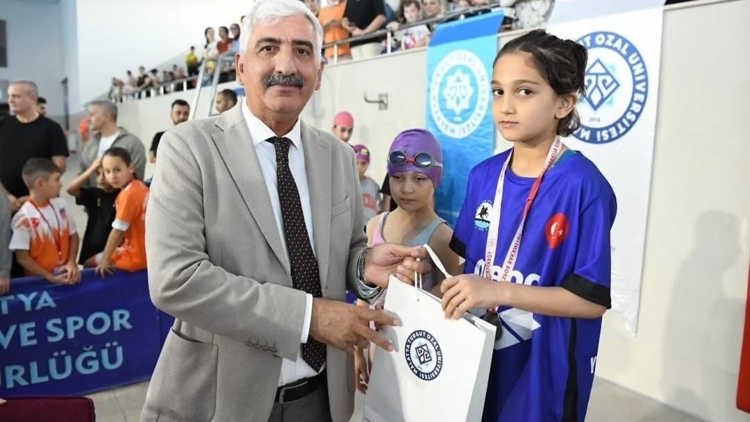 Türkiye Rekoru Kıran Muşlu Öğrenci Hüma Daşdemir Ödüllendirildi