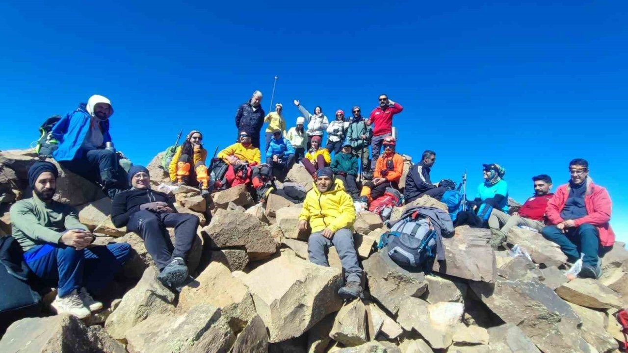 Türkiye’nin Zirvesi Süphan Dağı’nda İklim Alarmı: Buzullar Hızla Eriyor