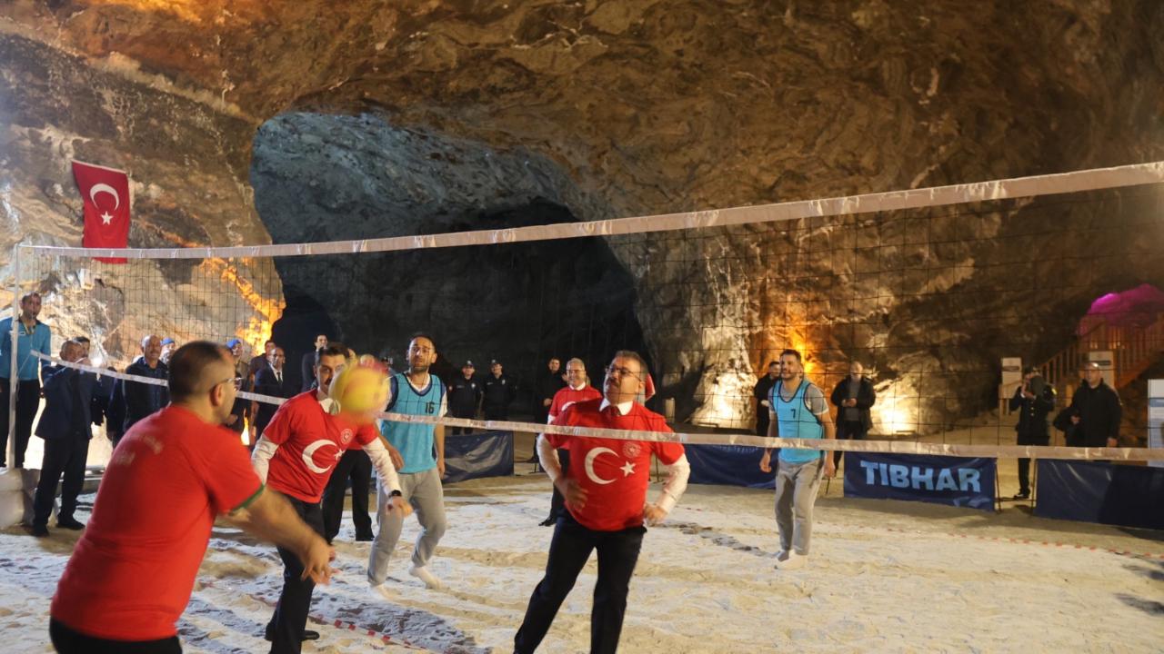 Tuz Dağı’nın 500 Metre Derinliğinde Cumhuriyet Coşkusu: “Tuz Voleybolu” Turnuvası Düzenlendi