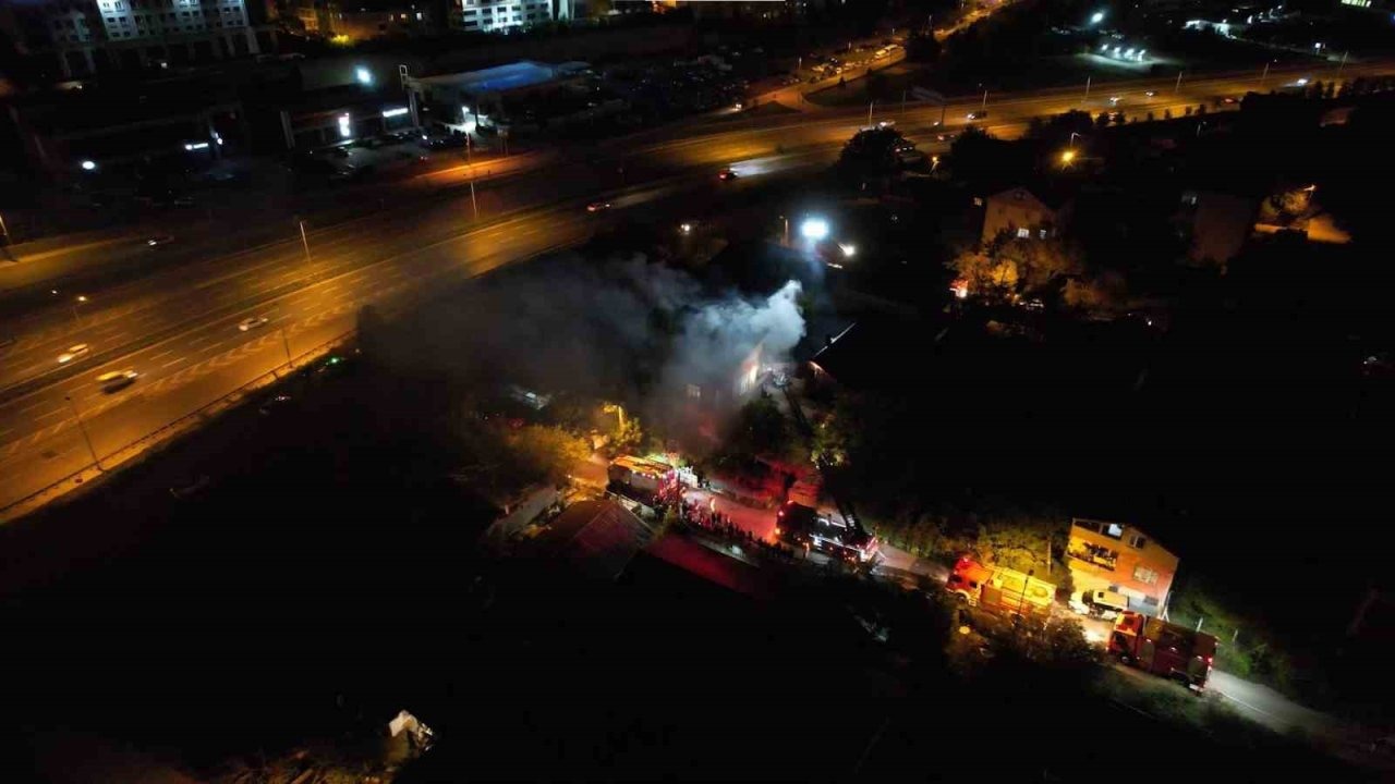 Ümraniye’de Gece Yarısı Korkutan Yangın: Çatıdan Başlayıp 3. Kata Sıçradı