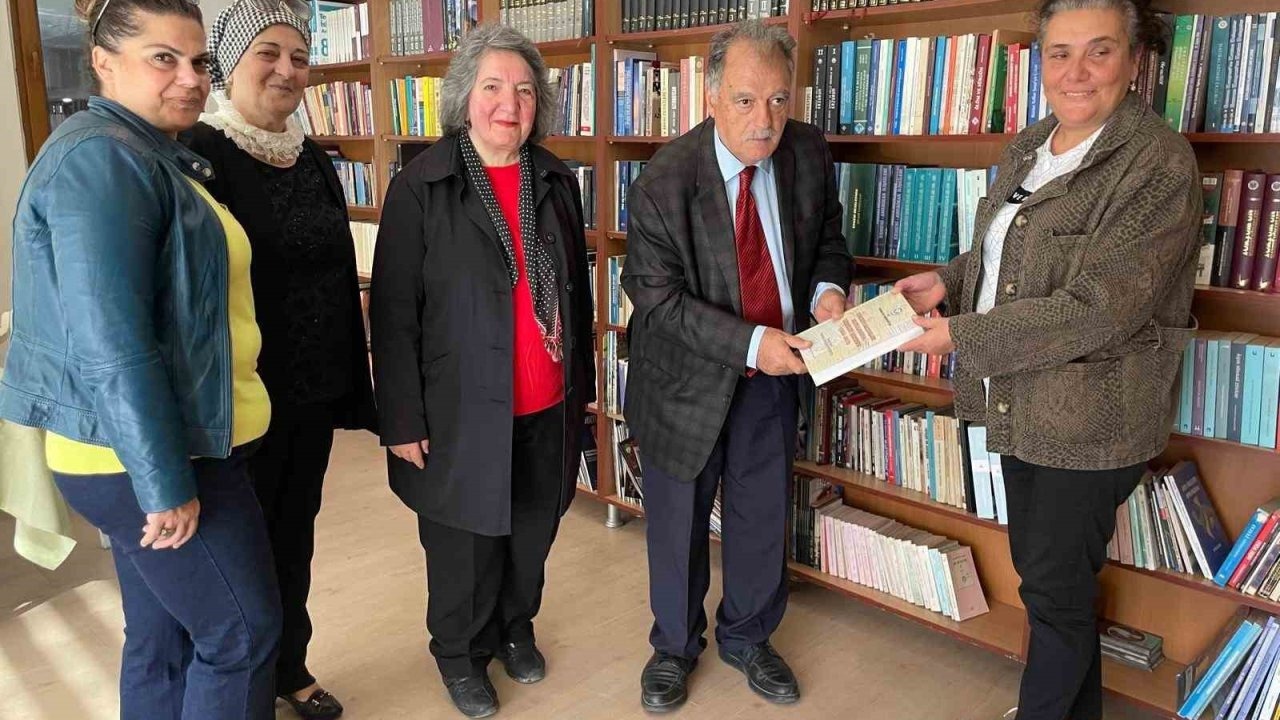 Ünlü Tarihçi Prof. Dr. Erol Kürkçüoğlu’ndan Öğretmenevi Kütüphanesine Anlamlı Bağış