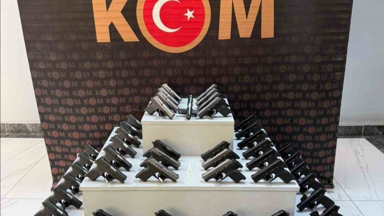 Uşak'ta Şehirler Arası Otobüste Dev Silah Operasyonu: 55 Ruhsatsız Tabanca Ele Geçirildi