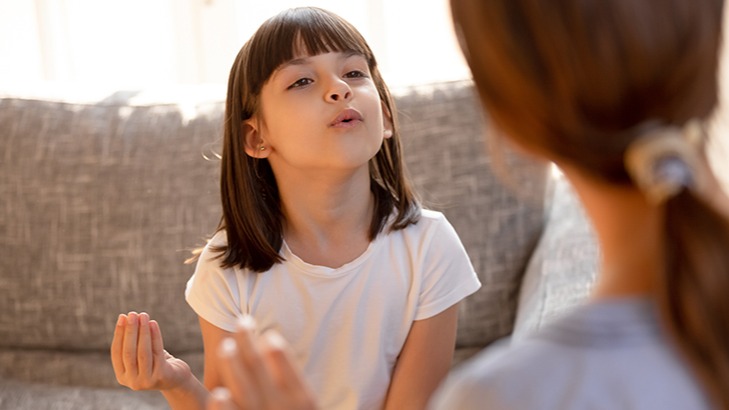 Uzman Uyardı: Kekemelikte "Geçer" Diye Beklemek Kalıcılık Riskini Artırıyor
