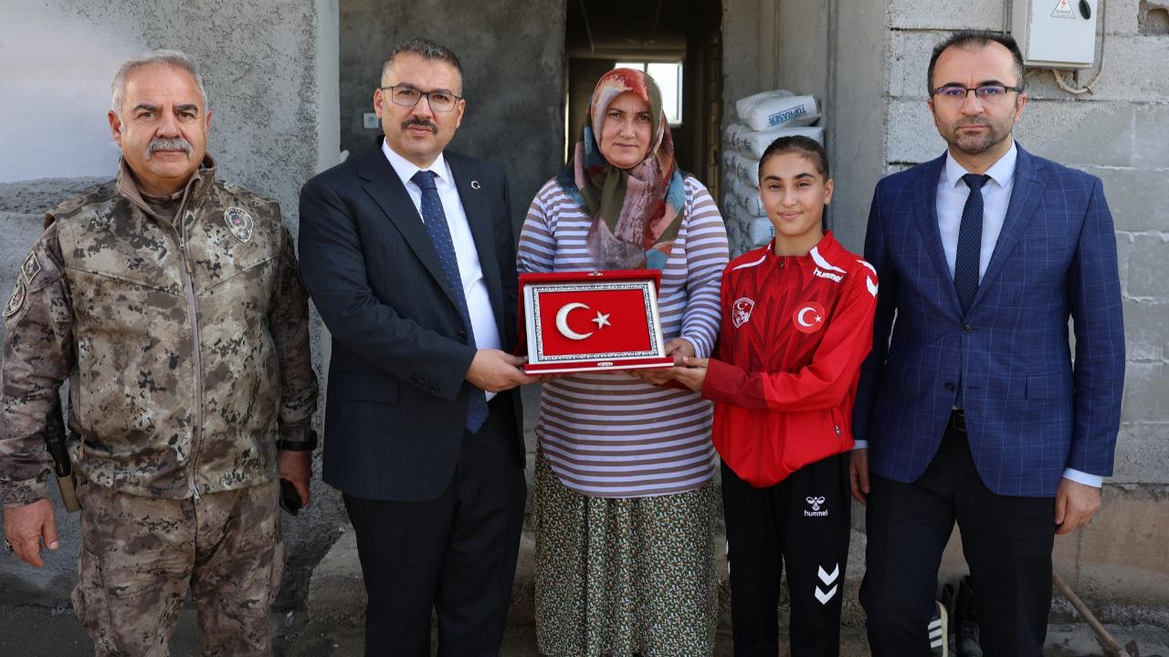 Vali Ercan Turan’dan Balkan Şampiyonu Hiranur Uygun’a Ziyaret: &quot;İlimizin ve Ülkemizin Gurur Kaynağı&quot;