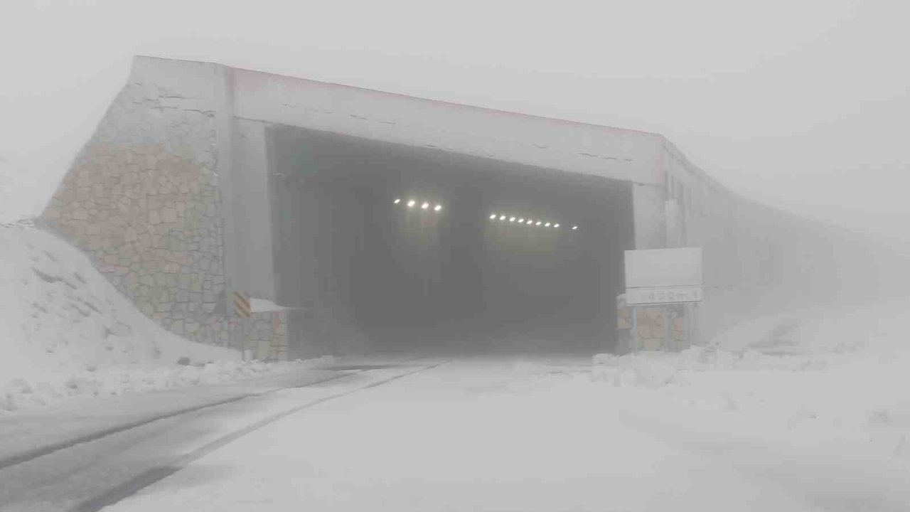 Van-Bahçesaray Karayolu Üzerindeki 3 Bin Rakımlı Karabet Geçidi'ne Mevsimin İlk Karı Düştü