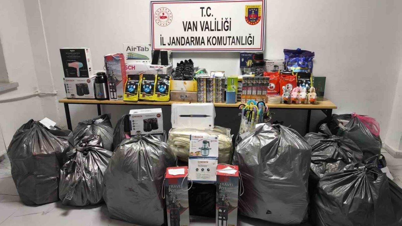 Van Başkale’de Jandarmadan Kaçakçılık Operasyonu: 1.2 Milyon TL Değerinde Malzeme Ele Geçirildi