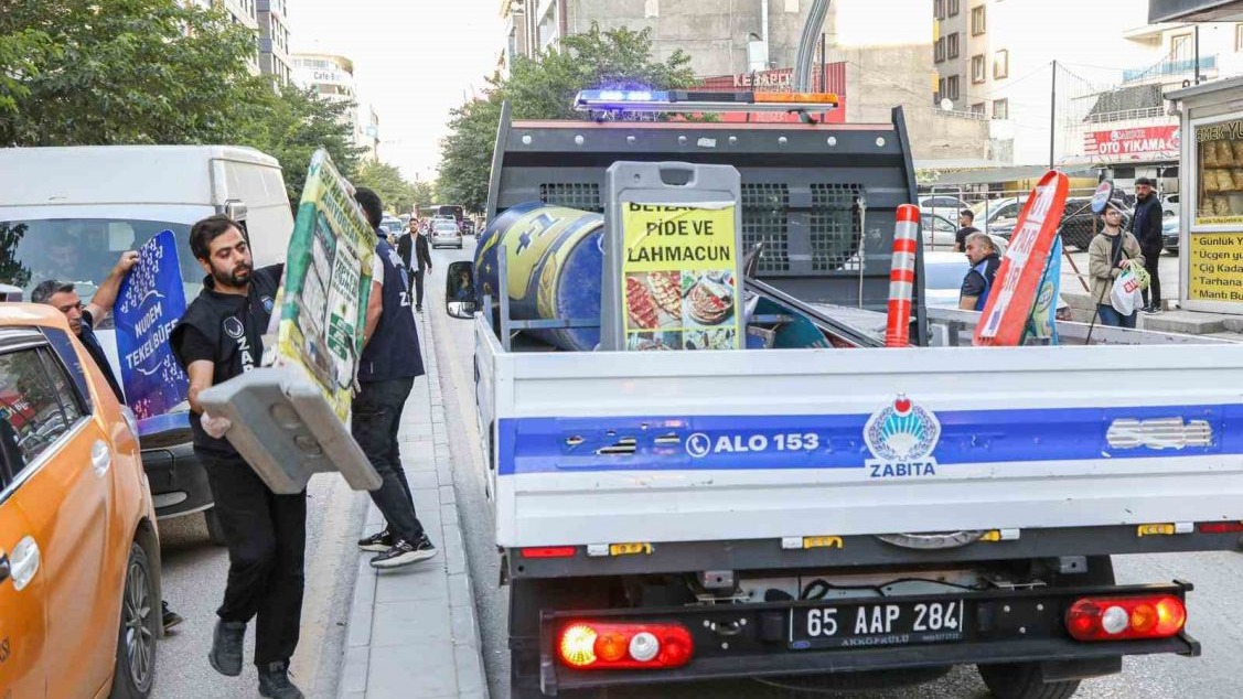 Van Büyükşehir Belediyesi&#039;nden Kaldırım İşgaline Geçit Yok: Çok Sayıda Ürüne El Konuldu