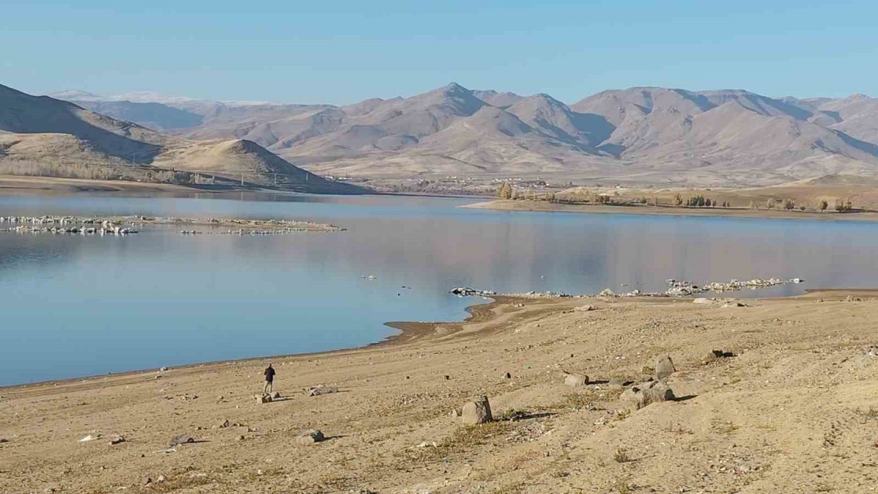 Van Erciş’te Kuraklık Alarmı: Koçköprü Barajı’nda Su Seviyesi Kritik Düzeye Düştü, Tabanı Görünür Oldu