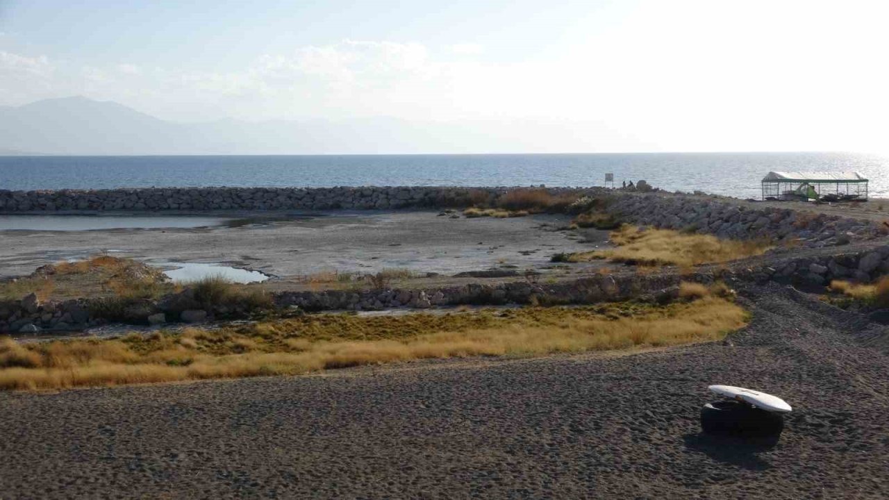 Van Gölü’nde Alarm Zilleri Çalıyor: Çekilme Bazı Kıyılarda 3 Kilometreyi Buldu