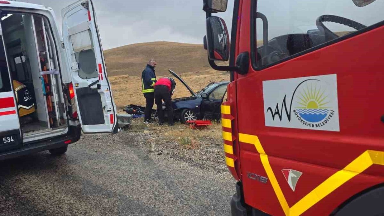 Van-Hakkari Karayolu'nda Trafik Kazası: Otomobil Takla Attı, 5 Kişi Yaralandı