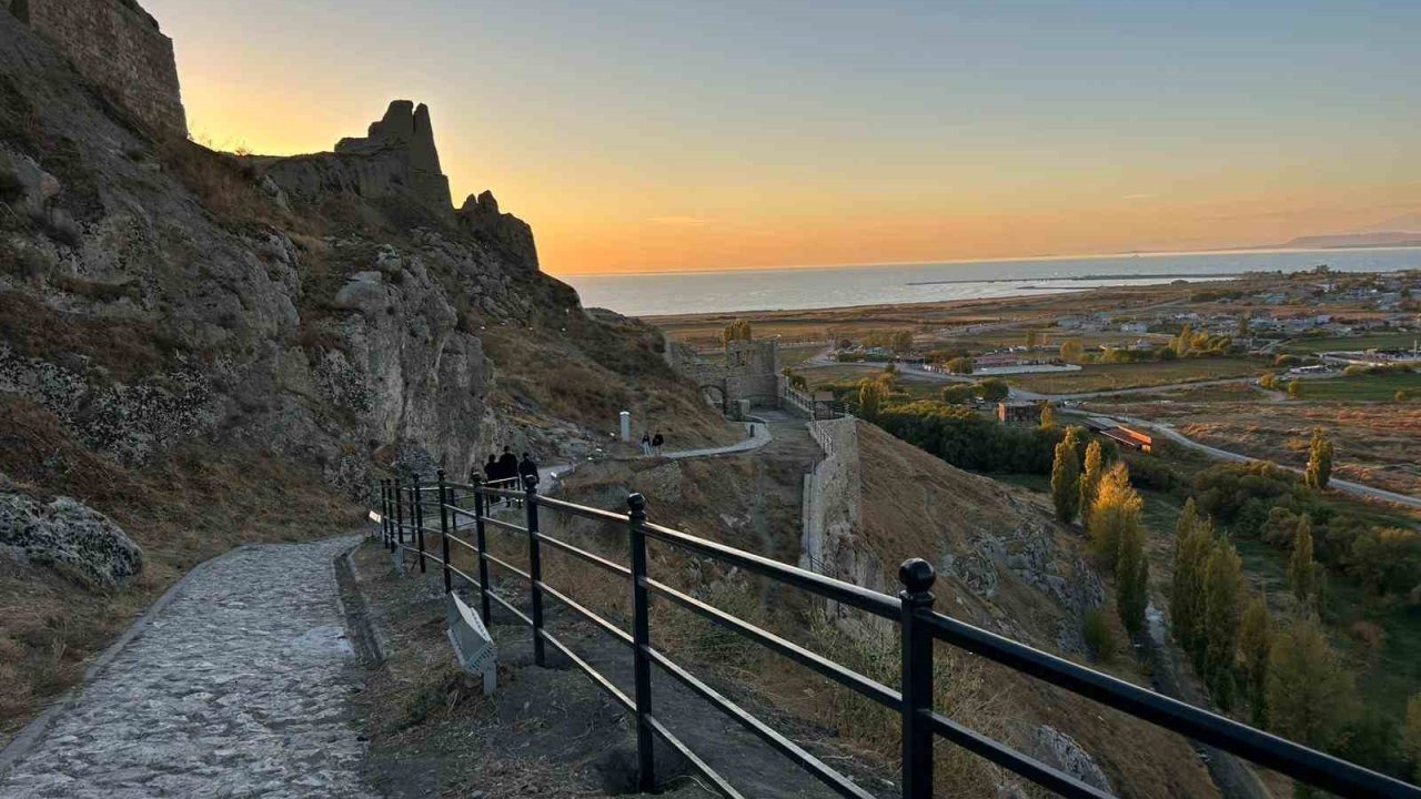 Van Kalesi Surlarına Ziyaretçi Güvenliği İçin Korkuluk Yapılıyor