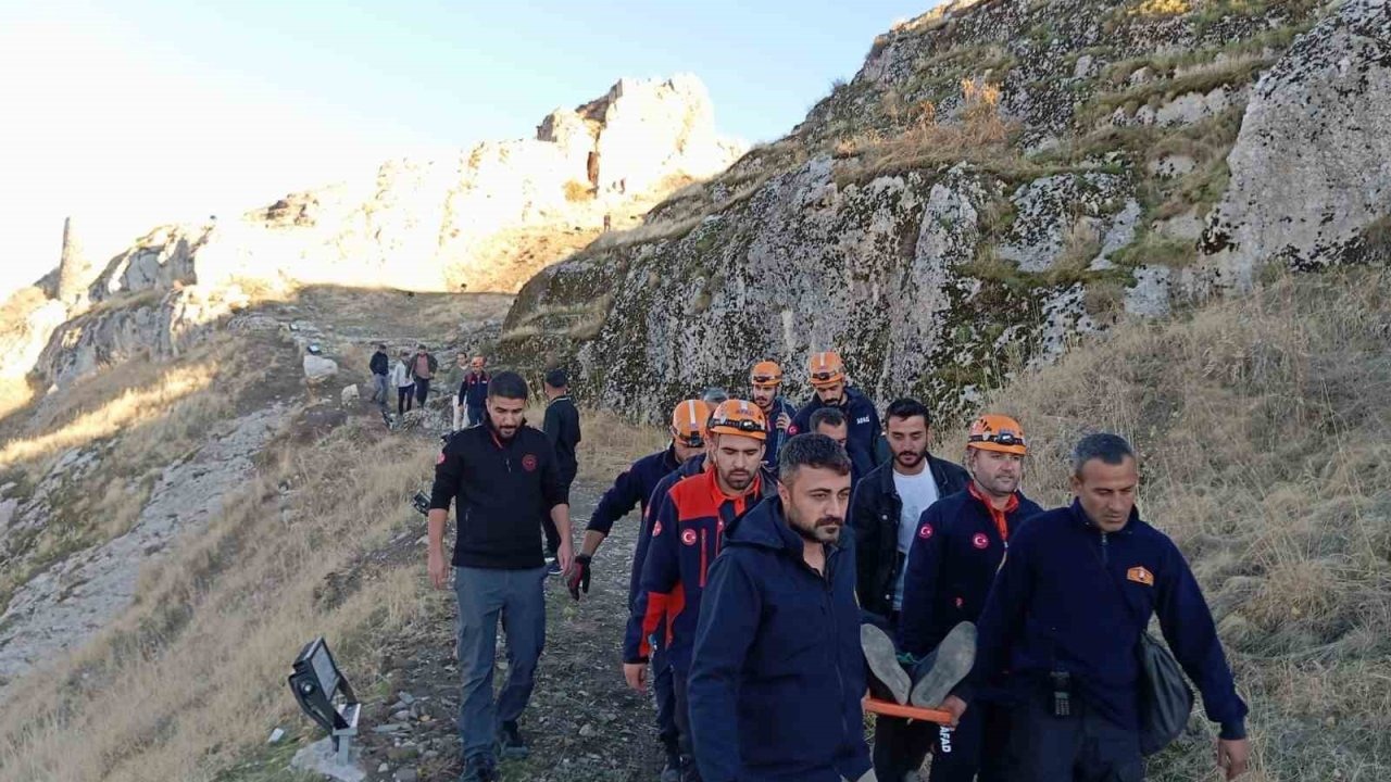 Van Kalesi’nde Düşen Şahıs, İtfaiye ve AFAD Ekipleriyle Kurtarıldı